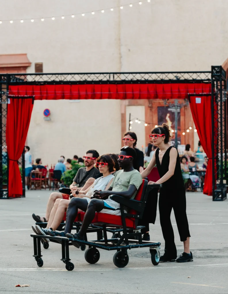 Les cadires d'Opia davant d'una de les instal·lacions de l'espectacle