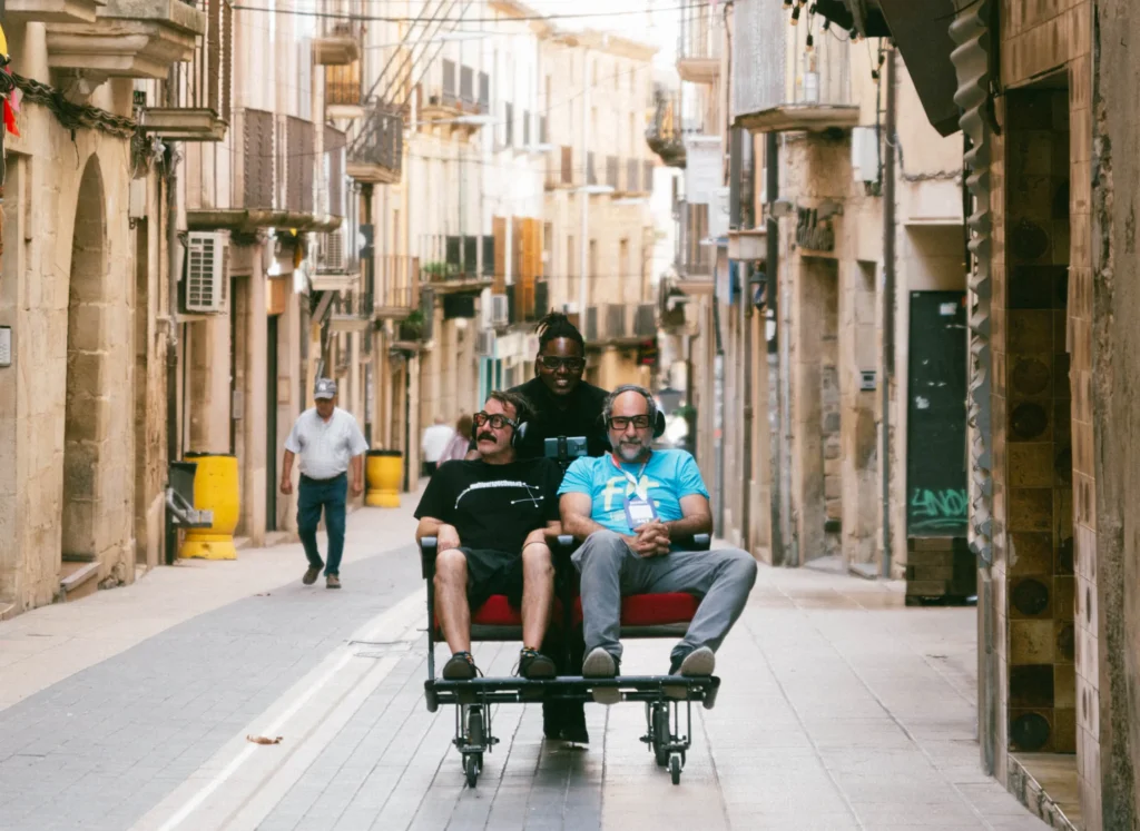 Estreanty Langa conduint una de les cadires mòbils de l'espectacle Opia de Ferran Orobitg a FiraTàrrega. Fent arts de carrer.