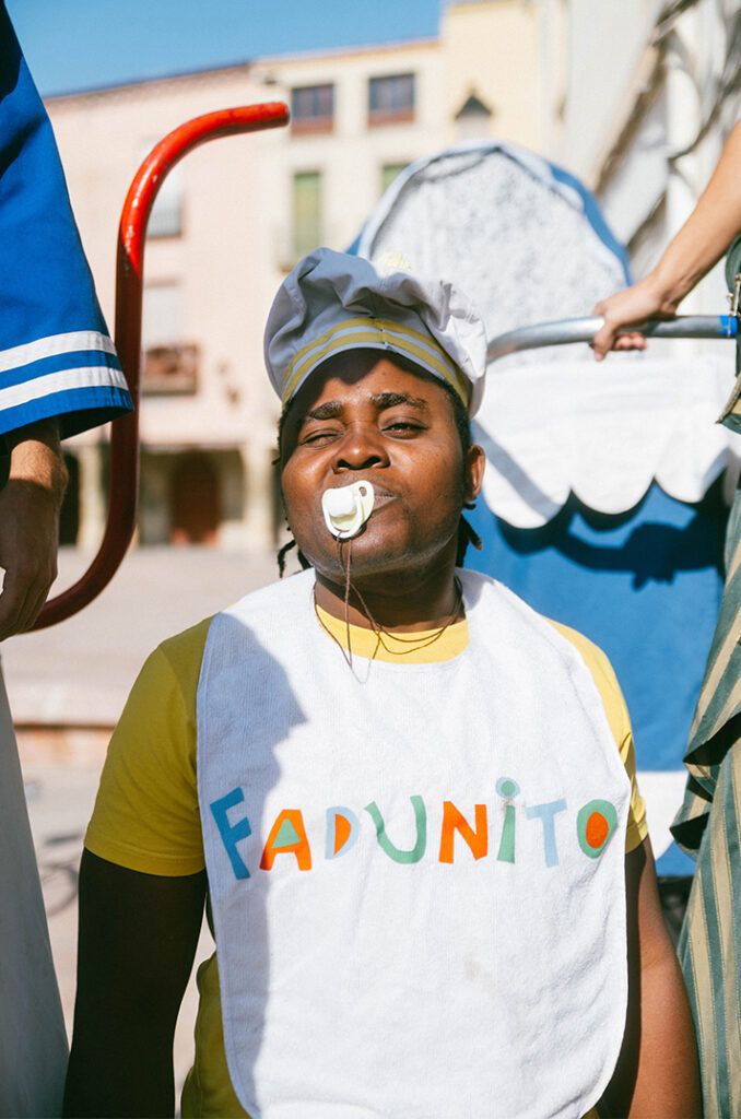 L'Estreanty Langa durant l'espectacle La Gran Familia com a nadó d'arts de carrer
